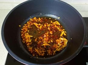 加入郫县豆瓣酱一勺炒出香味。