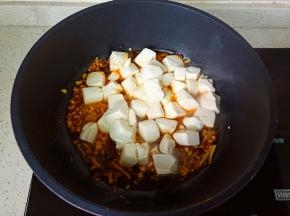 放入焯过水的豆腐。