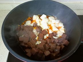 把焯过水的鸭血也一起放下去。