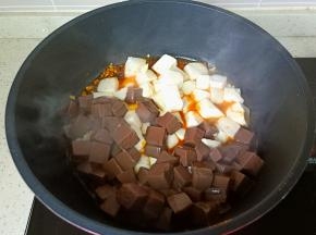 把焯过水的鸭血也一起放下去。