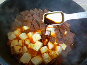 加入一勺生抽。