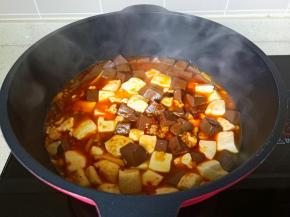 加入适量的清水开中火炖煮五分钟。