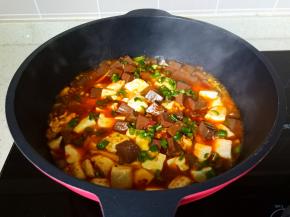 等到汤汁差不多时，加入辣椒丁轻轻晃动锅子。