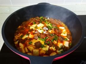 等到汤汁差不多时，加入辣椒丁轻轻晃动锅子。