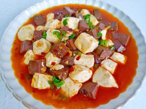 香辣入味的鸭血豆腐就做好了。