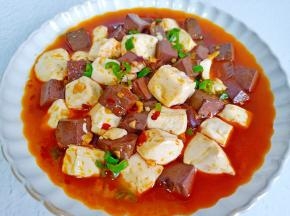 香辣入味的鸭血豆腐就做好了。
