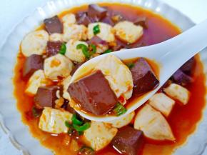 鸭血豆腐吃起来超级滑嫩。