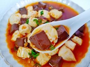 鸭血豆腐吃起来超级滑嫩。
