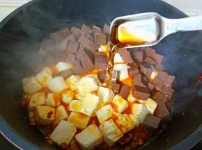 加入一勺料酒。