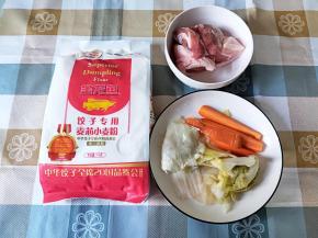 材料先亮个相。肉馅用前腿肉比较合适，肉嫩一点，肥瘦合适，五花肉可能会肥了一点。酸萝卜和酸包菜是我们自己做的泡菜，没有可以根据自己的喜好换其他的材料。