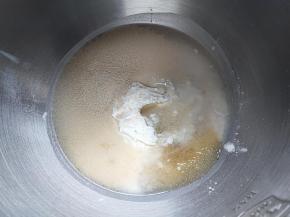 面粉加水，加1汤匙油，加糖，加入酵母和面。酵母不要碰到糖，会影响发酵。如果天冷，最好用温水来和面，但是水温不能太高，不能超过40度，就是摸着感觉有点微微的温。