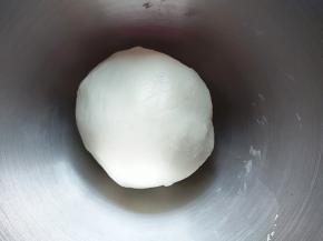 揉成一个光滑的面团，和耳垂差不多软就比较合适。然后盖上发酵至两倍大。