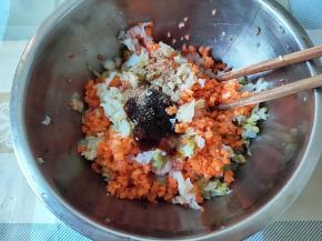 面团揉好后，我们来准备肉馅。猪肉、酸胡萝卜和包菜剁碎，加入各种调料，顺时针或逆时针一个方向搅拌起胶，然后盖上静置。调味可以根据自己的喜好调整。