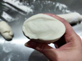 案板上撒一层薄薄的干粉，将发好的面团拍平折叠排气再反复揉搓，直到切一团面看到没有明显的气孔才好了。