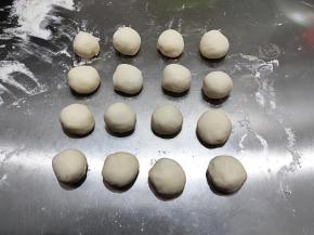 将面团平均分成若干个剂子。一般生煎包个头不大，我半斤面粉分了16个。