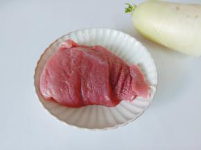 准备好猪肉萝卜。