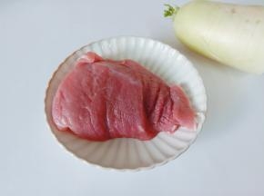 准备好猪肉萝卜。