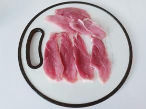 猪肉温水多清洗几遍，切成片状。