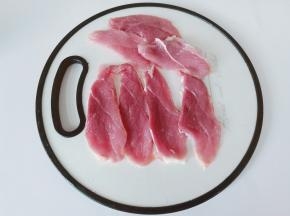 猪肉温水多清洗几遍，切成片状。