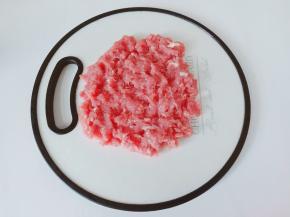 再用刀剁成肉泥。