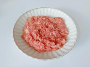 戴上手套顺时针朝着一个方向搅拌上浆。