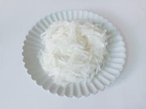 把白萝卜洗净削皮，切片再切成细丝。