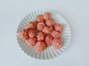 把肉丸挤成一个个小球备用。