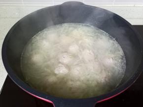 转小火放入肉丸，等肉丸定型开中火煮。