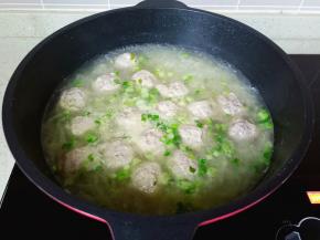 煮至肉丸都浮起，加少许盐，鸡精调味，最后出锅前撒葱花、胡椒粉搅拌均匀就可以关火。