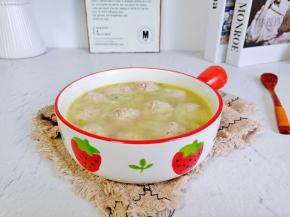 萝卜肉丸汤，汤汁鲜美。