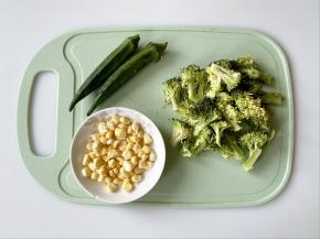 把秋葵表面的绒毛洗净，西兰花洗净切成小朵，玉米剥好。