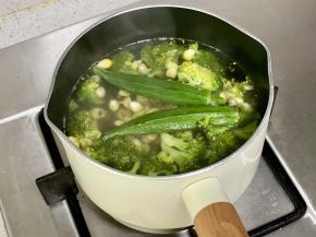 把秋葵、西兰花和玉米粒下沸水里炒熟，然后捞出沥干水分，可以过一下凉水，会更爽脆。