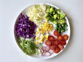 所有蔬菜洗净，把秋葵去蒂切成小段，鸡蛋煮熟切成块，圣女果对半切，樱桃萝卜切成片，圆生菜和紫甘蓝切成丝，苦苣去掉根部。