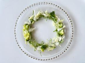 取一个圆盘，把绿色蔬菜围一圈。