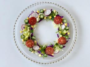 把其余的蔬菜间隔交错的放在蔬菜环上，按自己的喜好摆放即可。