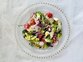 吃的时候拌上你喜欢的沙拉酱或沙拉汁就可以啦！