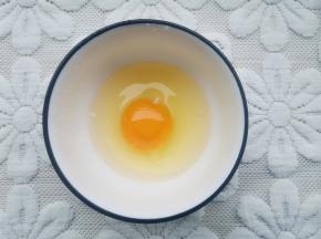 鸡蛋打散，