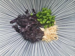 紫菜虾米葱花放入碗中，