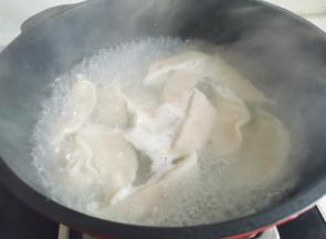 饺子煮熟