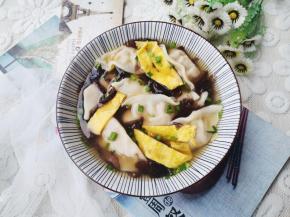 捞出放入碗中，加半碗饺子汤，