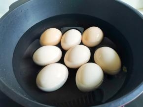 鸡蛋洗净冷水下锅煮8分钟，