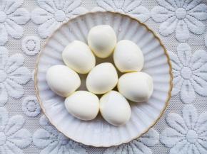 捞出过凉剥壳备用。