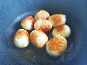 锅中加少许油加入鸡蛋煎至起虎皮，