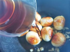 爆香蒜末，加一杯可乐，