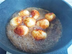 盖上锅盖焖煮至汤汁浓稠，