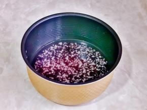 首先将紫米与糯米混合淘洗干净，泡30分钟，再煮熟即可。