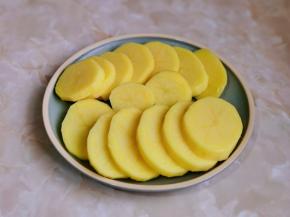 土豆去皮洗净切片装盘。