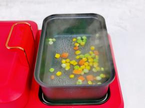 利用这时间准备配菜，时蔬焯水煮熟捞出。