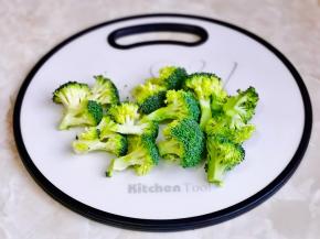 西兰花洗净切小朵。