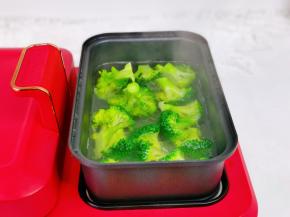 西兰花焯水，锅中加水烧开，下西兰花。